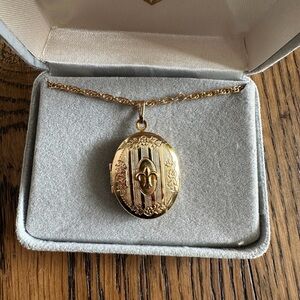 Vintage Gold Tone Locket Necklace